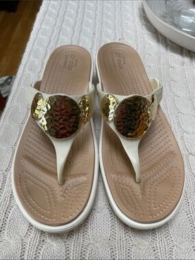 CROCS Women’s off white/Cream Thong wedge Sandals Gold Hammered Medallion Sz 10